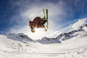 体育记者深入前线还原比赛背后未被发现的故事，体育新闻记者