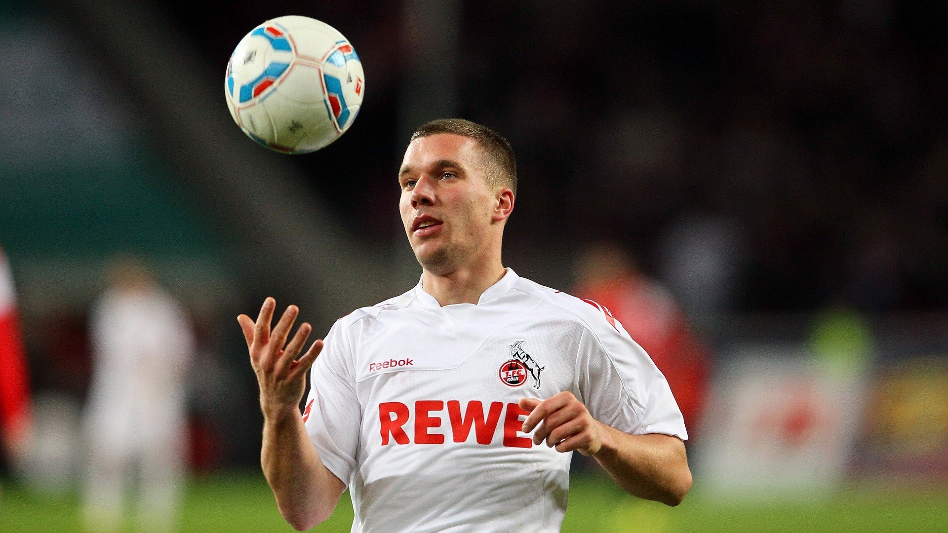 开云中国大陆-中国女排庆祝新场馆落成拍摄合影，中国女排表演